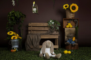 conejo de peluche sentado en fondo primaveral