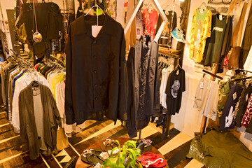 服屋の店内、上から見下ろす