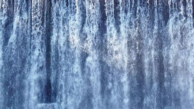 石積みの壁を落ちる水