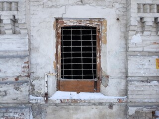 Fototapeta na wymiar Lattice on the window in an old ruined house