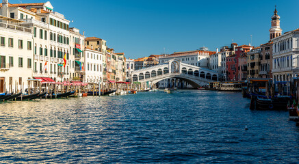 Fototapeta na wymiar The famous Rialto Bridge over the Grand Canal in Venice