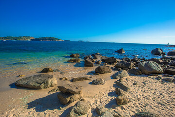 Wide-angle nature background, clear air, beautiful blue sea, and the blur of the sun and the passing wind, spontaneous beauty in the scenic spots.