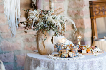 Boho Vintage gedeckter Tisch mit Europalette und Trockenblumen 