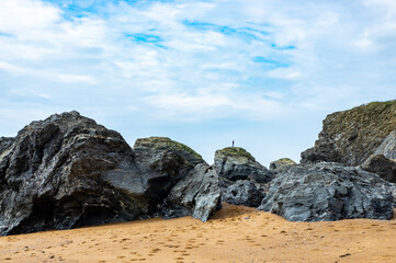 Fototapeta na wymiar Silhouette sur des rochers d'une plage