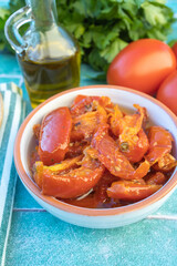 plat de tomates séchées sur une table	