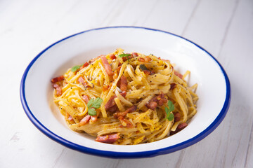 Espaguetis a la Cardinale traditional italian recipe.