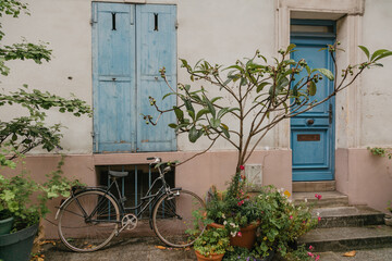 
small street with a bike in paris