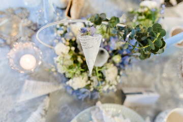 Gedeckter Tisch für eine Hochzeit und Muttertag Festival 