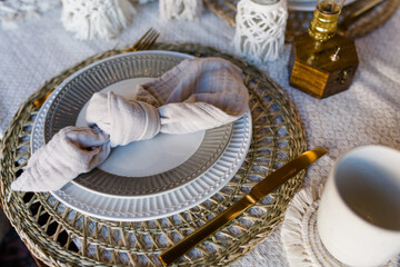 Gedeckter Tisch Vintage Boho, Goldfarben natürlich zur Hochzeit