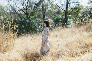 自然の中を散策する女性