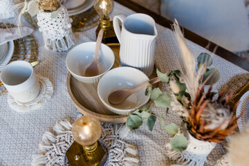 Gedeckter Tisch Vintage Boho, Goldfarben natürlich zur Hochzeit