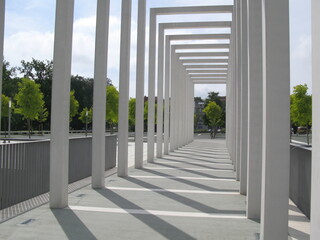 Öffentlicher Park - Landesgartenschau Schwerin - Säulenweg und Säulen - Kolonnade