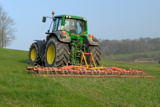 Hersage sur prairie en forte d&eacute;clivit&eacute;/ travail du sol afin d'a&eacute;rer le sol et d&eacute;truire les mousses et mauvaises herbes en surface