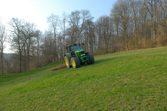 Hersage sur prairie en forte d&eacute;clivit&eacute;/ travail du sol afin d'a&eacute;rer le sol et d&eacute;truire les mousses et mauvaises herbes en surface