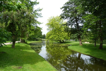 Fototapeta na wymiar Kanal im Schlossgarten und Burggarten Schloss Schwerin