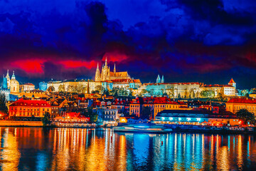 Obraz premium View of Prague Castle famous historic bridge that crosses the Vltava river in Prague.