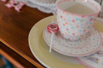 Lolli an einer Kaffeetasse in Rosa