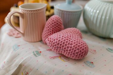 Porzellan gedeckter Tisch zum Muttertag mit Herz aus Wolle