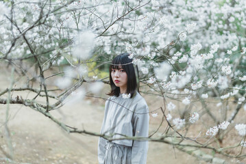 自然の中を散策する女性