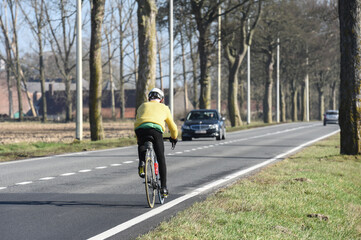 velo cycle sport jaune fluo casque sante securité route circulation