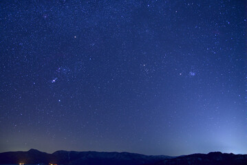 Fototapeta na wymiar 山のシルエットと満天の星空。
