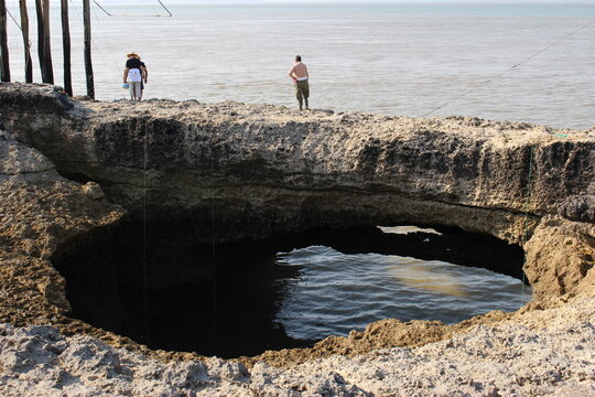 Personnes au-dessus du puits de l'Auture (Saint-Palais-sur-mer, pr&egrave;s de Royan)