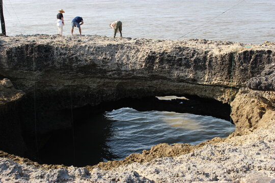 P&ecirc;cheurs au-dessus du puits de l'Auture (Saint-Palais-sur-mer, pr&egrave;s de Royan)