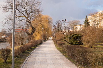 Park pałacowy w Żaganiu. Przedwiośnie.