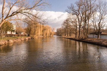 Kanał rzeki Bóbr na terenie parku pałacowego w mieście Żagań.