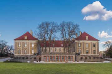 Fototapeta na wymiar Żagański pałac w słoneczny, wiosenny dzień.