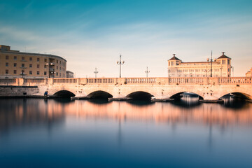 Obraz premium Ortigia, Syracuse, Italy / December 2018: View of the strait of water between mainland Siracusa and Ortigia. View of Umberto I bridge in Syracuse