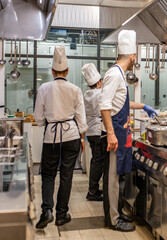 Cuochi in cucina che preparano cibi e pietanze, per ristoranti, alberghi, strutture ricettive, mense