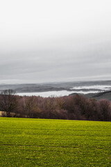 Fototapeta premium Weitblick Landschaft Hunsrück, Blick auf ein nebliges Tal mit der Hochmoselbrücke