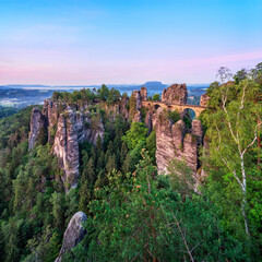 Ausblick auf die Basteibrücke und den Lilienstein bei Morgenrot, Nationalpark Sächsische Schweiz,...