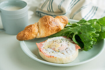 朝食　イングリッシュマフィン　クロワッサン