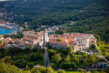 Fototapeta na wymiar Kleines, kroatisches Dorf auf einem Hügel