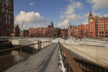 Fototapeta premium Winterliche Hamburger HafenCity; Leon-Brücke und Dar-es-Salaam-Platz