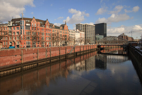 Alt-Hamburg am Zollkanal; Uferfront am Grimm (Zippelhaus) mit Kornhausbr&uuml;cke