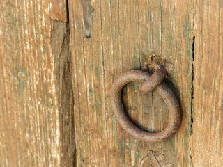 Rusty knocker on door of abandoned house - Aldaba herrumbrosa en la puerta de una casa abandonada 