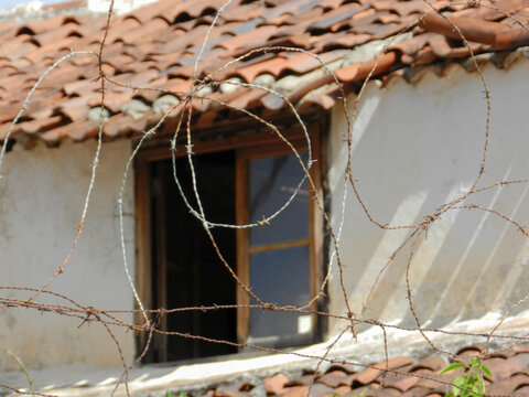 Spiky Fence And Old Abandoned House - Valla Con Pinchos Y Casa Abandonada