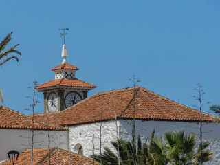 Old church bell tower and roof - Campanario y tejado de iglesia antigua 
