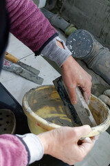 Uzupełnianie ubytków w ścianie gipsem.