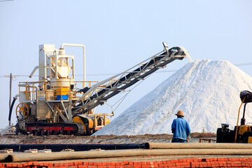 Salt-farm workers produce salt in the salt fields， salt-farm equipment produces salt