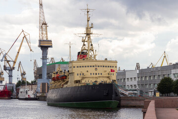 Fototapeta premium big ships are in port