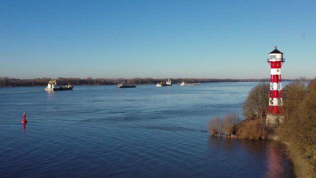 Flug um den Leuchtturm unterfeuer in der N&auml;he von Rissen mit Blick auf die Elbe und Schiffsverkehr, Hamburg, Deutschland