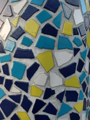 割れタイルのモザイク 紺　黄　水色