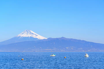 【静岡県】冠雪した富士山と駿河湾
