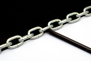 Obraz premium an iron chain divides the plane in half into black and white parts on the white part lies a fountain pen the concept of freedom of speech