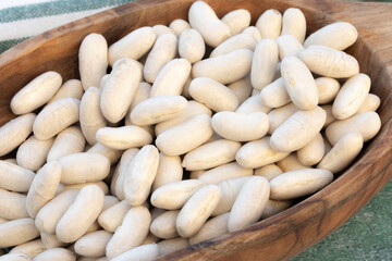 haricots blanc sec sur une table