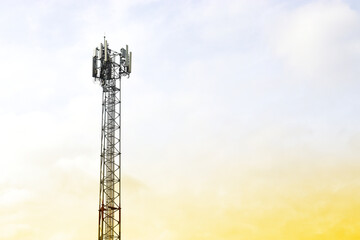 Obraz premium communication tower or 3G 4G network telephone cellsite with silhouette at sunset with space for text. Modern Business Communication Concept.Antenna.